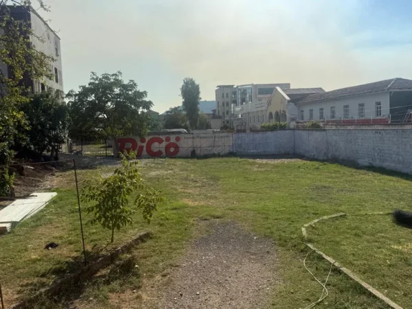 Tirane, jepet me qera parkim per kompani automjetesh, Kati 0, 1.500 m² 700 € (Rruga Llazi Miho)