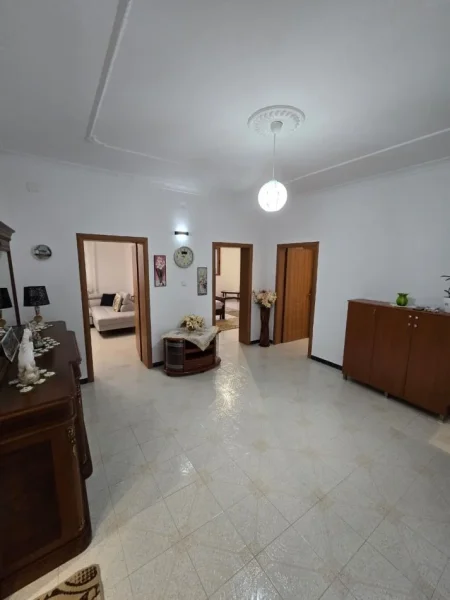 Tirane, jepet me qera apartament 2+1+Aneks+Ballkon Kati 1, 130 m² 680 € (rruga gramoz pashko)
