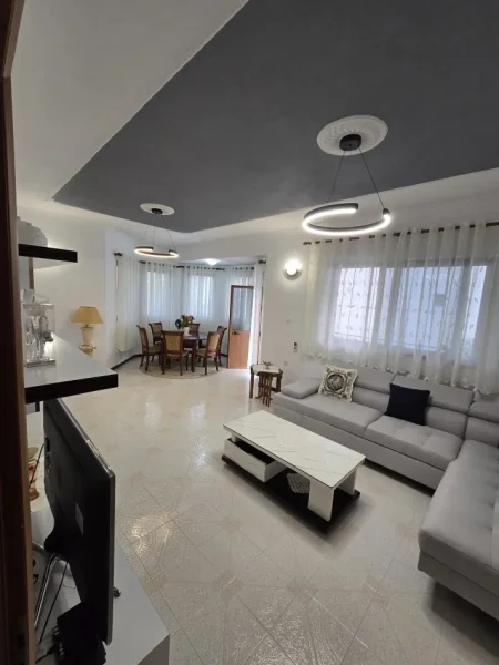 Tirane, jepet me qera apartament 2+1+Aneks+Ballkon Kati 1, 130 m² 680 € (rruga gramoz pashko)