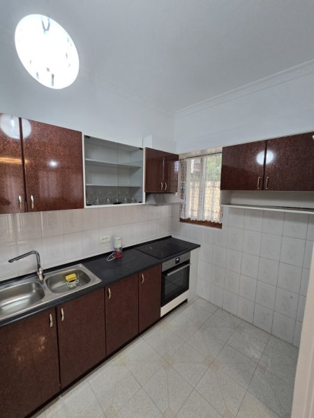 Tirane, jepet me qera apartament 2+1+Aneks+Ballkon Kati 1, 130 m² 680 € (rruga gramoz pashko)