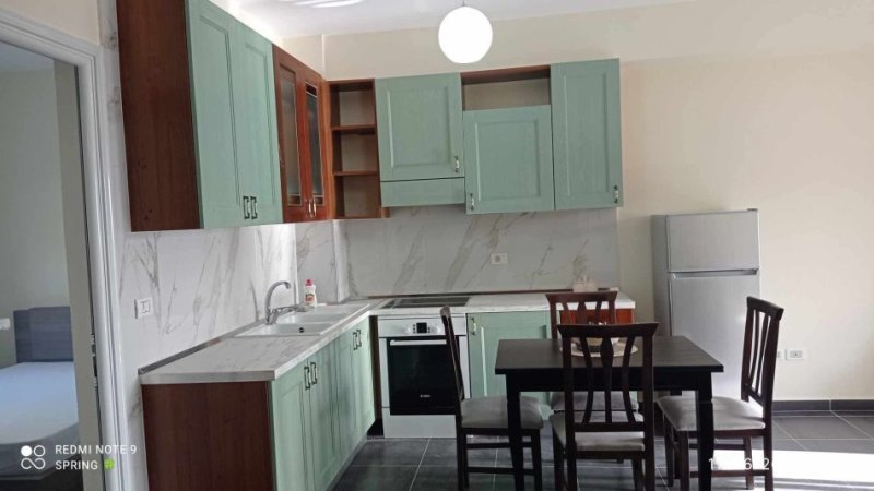 Vlore, jepet me qera apartament 2+1+Ballkon Kati 4, 88 m² 600 € (Lungomare)