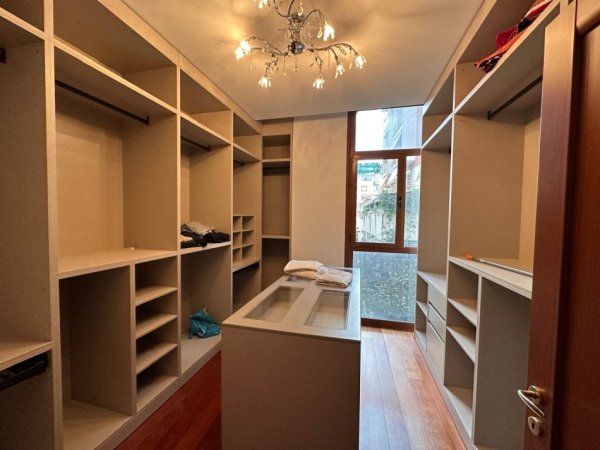 Tirane, jepet me qera apartament 2+1+Ballkon Kati 3, 140 m² 1.200 € (Rruga e Bogdaneve)