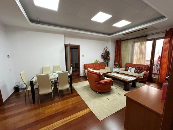 Tirane, jepet me qera apartament 2+1+Ballkon Kati 3, 140 m² 1.200 € (Rruga e Bogdaneve)