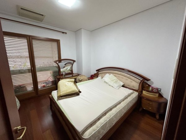 Tirane, jepet me qera apartament 2+1+Ballkon Kati 3, 140 m² 1.200 € (Rruga e Bogdaneve)