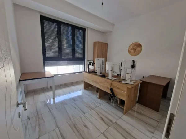 Tirane, jepet me qera ambjent biznesi Kati 1, 134 m² 650 € (Ali demi)