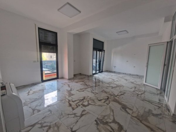 Tirane, jepet me qera ambjent biznesi Kati 9, 117 m² 600 € (Ali Demi)