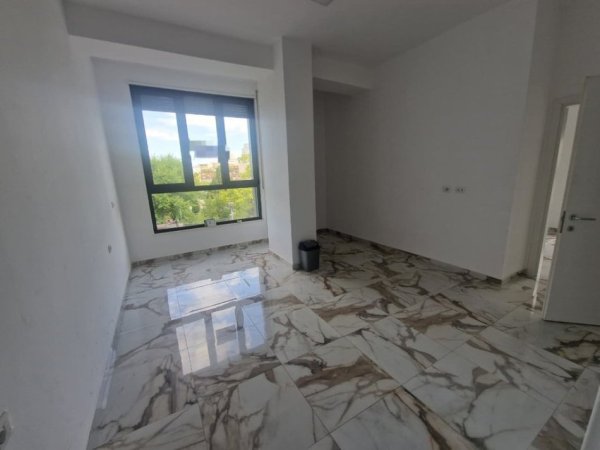 Tirane, jepet me qera ambjent biznesi Kati 9, 117 m² 600 € (Ali Demi)