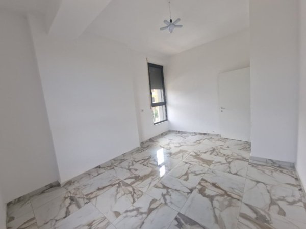 Tirane, jepet me qera ambjent biznesi Kati 9, 117 m² 600 € (Ali Demi)