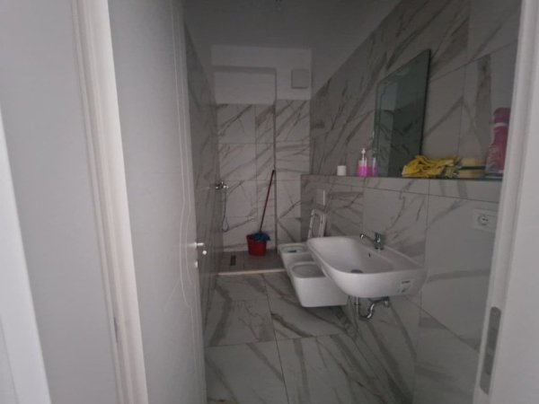 Tirane, jepet me qera ambjent biznesi Kati 9, 117 m² 600 € (Ali Demi)