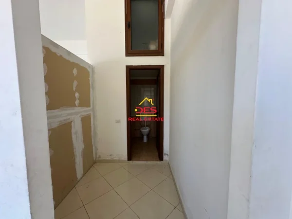 Vlore, shitet ambjent biznesi Kati 0, 58 m² 95.000 € (Rruga Dhimitër Konomi)