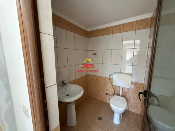 Vlore, shitet ambjent biznesi Kati 0, 58 m² 95.000 € (Rruga Dhimitër Konomi)