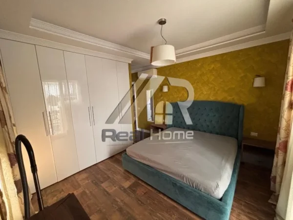 Tirane, jepet me qera apartament 3+1 Kati 4, 138 m² 1.450 € (Rr.Kosovareve)