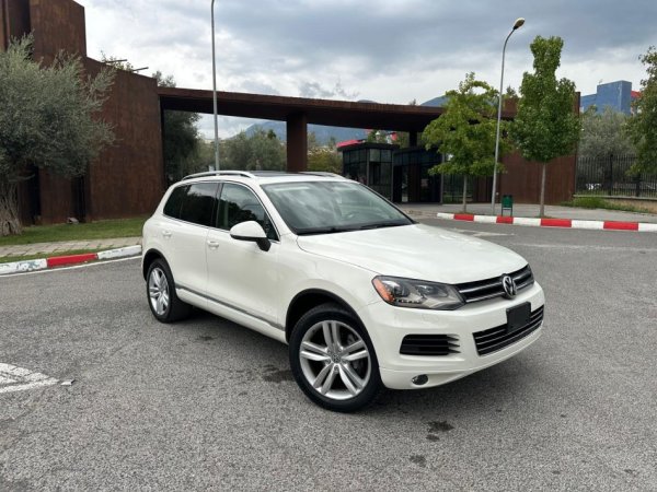 Tirane, shes SUV VOLKSWAGEN TOUAREG 3.0 DIESEL PA TAKS LUKSI FULL OPTION Nafte, e bardhë automatik Klima 200.000 km