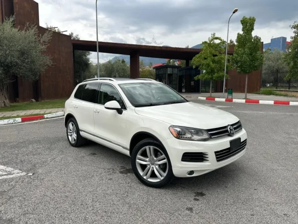 Tirane, shes SUV VOLKSWAGEN TOUAREG 3.0 DIESEL PA TAKS LUKSI FULL OPTION Nafte, e bardhë automatik Klima 200.000 km