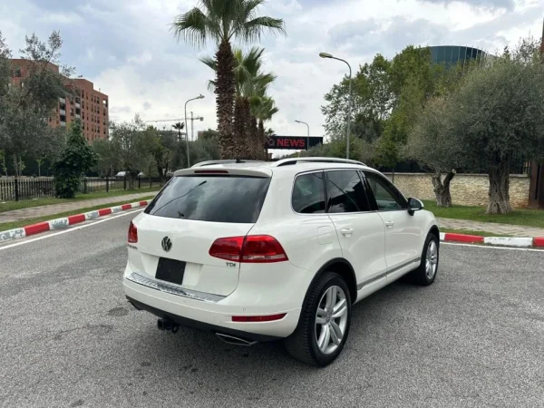 Tirane, shes SUV VOLKSWAGEN TOUAREG 3.0 DIESEL PA TAKS LUKSI FULL OPTION Nafte, e bardhë automatik Klima 200.000 km