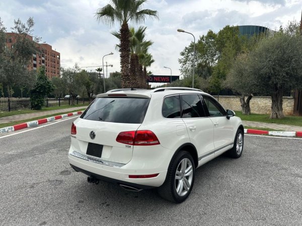 Tirane, shes SUV VOLKSWAGEN TOUAREG 3.0 DIESEL PA TAKS LUKSI FULL OPTION Nafte, e bardhë automatik Klima 200.000 km