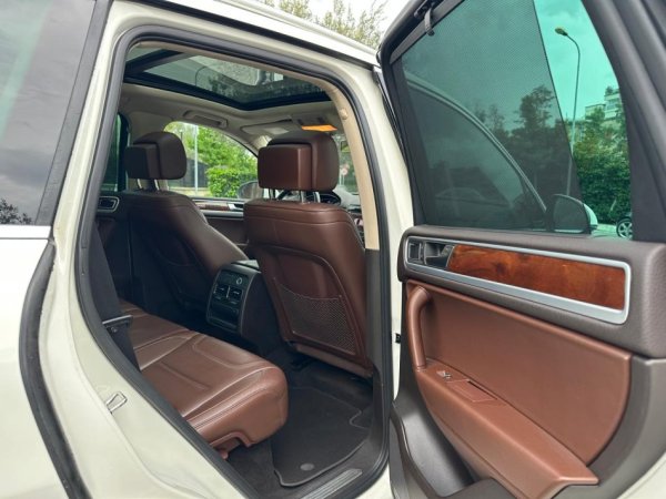 Tirane, shes SUV VOLKSWAGEN TOUAREG 3.0 DIESEL PA TAKS LUKSI FULL OPTION Nafte, e bardhë automatik Klima 200.000 km