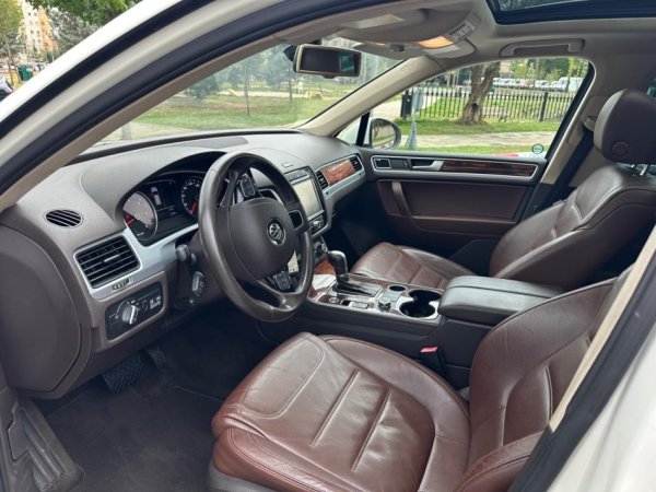 Tirane, shes SUV VOLKSWAGEN TOUAREG 3.0 DIESEL PA TAKS LUKSI FULL OPTION Nafte, e bardhë automatik Klima 200.000 km