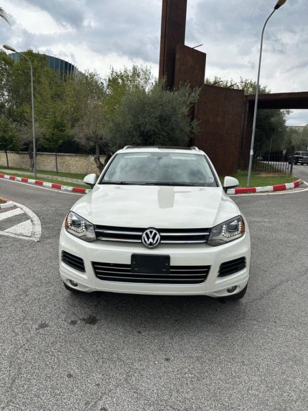 Tirane, shes SUV VOLKSWAGEN TOUAREG 3.0 DIESEL PA TAKS LUKSI FULL OPTION Nafte, e bardhë automatik Klima 200.000 km