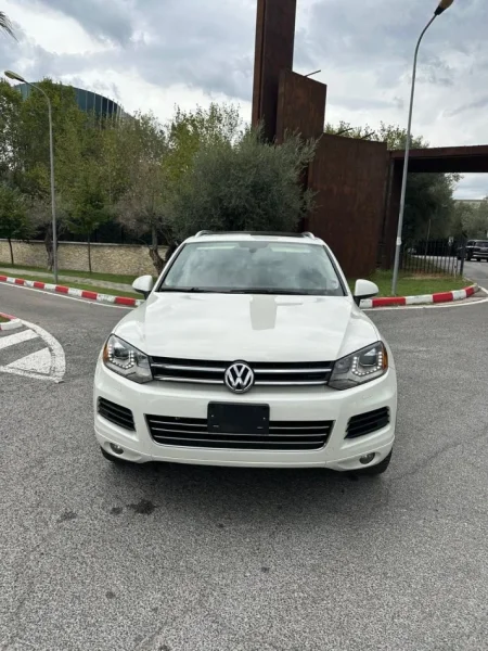 Tirane, shes SUV VOLKSWAGEN TOUAREG 3.0 DIESEL PA TAKS LUKSI FULL OPTION Nafte, e bardhë automatik Klima 200.000 km