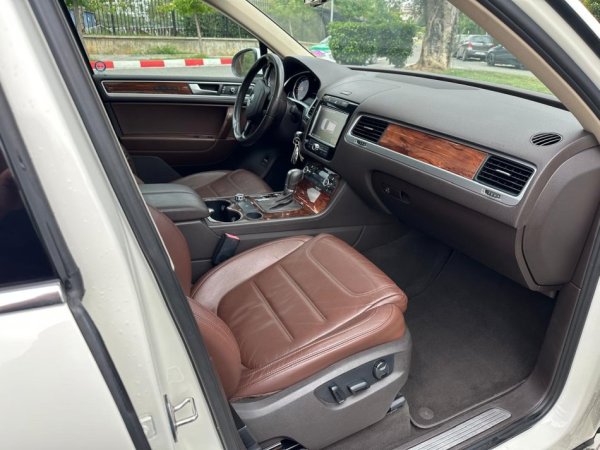 Tirane, shes SUV VOLKSWAGEN TOUAREG 3.0 DIESEL PA TAKS LUKSI FULL OPTION Nafte, e bardhë automatik Klima 200.000 km