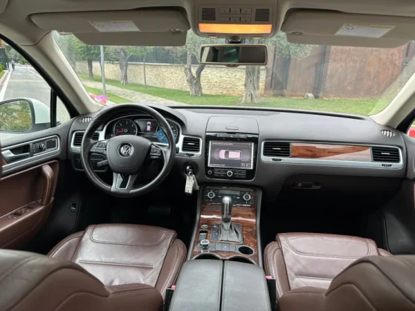 Tirane, shes SUV VOLKSWAGEN TOUAREG 3.0 DIESEL PA TAKS LUKSI FULL OPTION Nafte, e bardhë automatik Klima 200.000 km