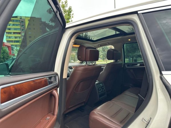 Tirane, shes SUV VOLKSWAGEN TOUAREG 3.0 DIESEL PA TAKS LUKSI FULL OPTION Nafte, e bardhë automatik Klima 200.000 km