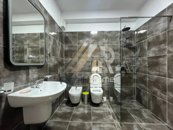 Tirane, jepet me qera apartament 1+1 Kati 2, 85 m² 800 € (Drejtoria Policise)