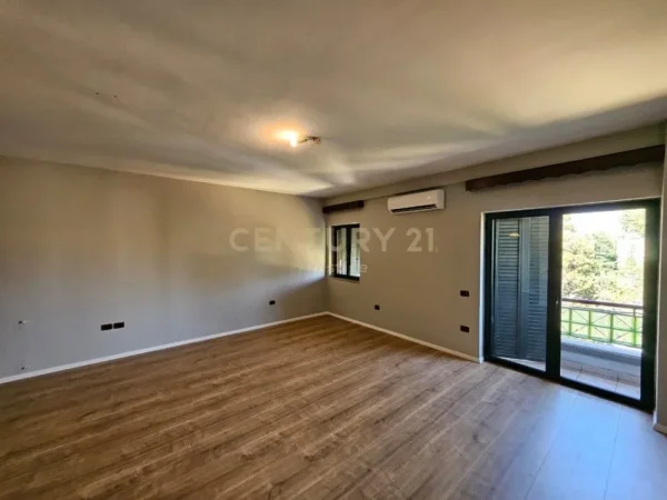 Tirane, jepet me qera zyre Kati 5, 160 m² 2.000 € (Rruga e Elbasanit)