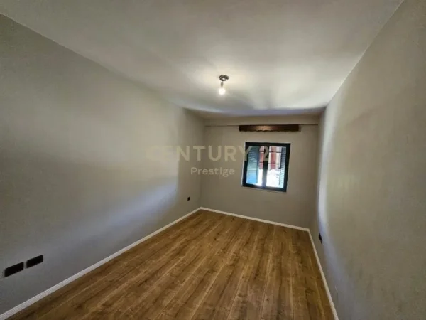 Tirane, jepet me qera zyre Kati 5, 160 m² 2.000 € (Rruga e Elbasanit)