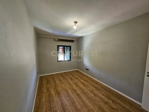 Tirane, jepet me qera zyre Kati 5, 160 m² 2.000 € (Rruga e Elbasanit)