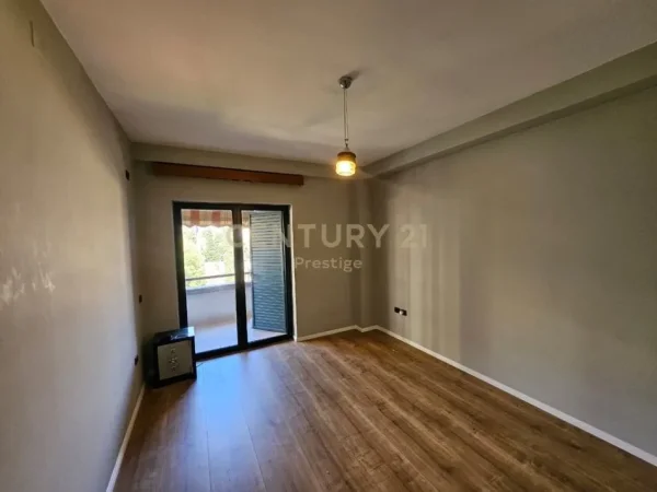Tirane, jepet me qera zyre Kati 5, 160 m² 2.000 € (Rruga e Elbasanit)