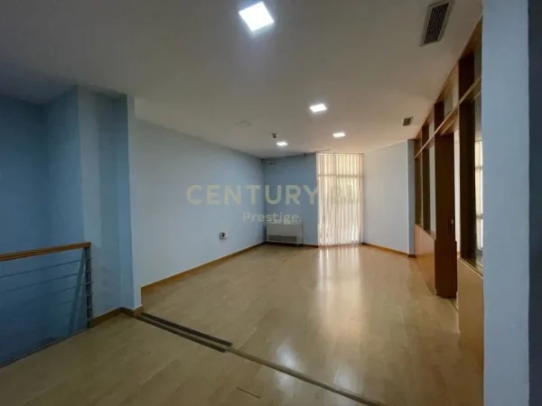 Tirane, shes apartament duplex 2+1 Kati 7, 190 m² 485.001 € (Rruga e Kavajes)