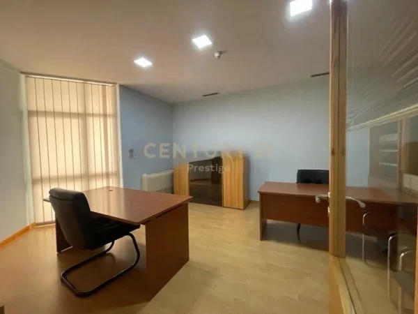 Tirane, shes apartament duplex 2+1 Kati 7, 190 m² 485.001 € (Rruga e Kavajes)