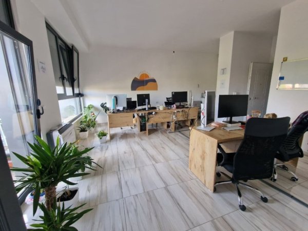 Tirane, jepet me qera zyre Kati 1, 134 m² 650 € (Ali Demi)