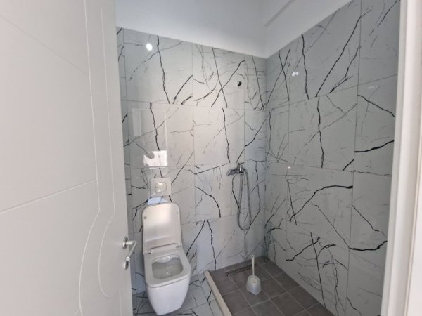 Tirane, jepet me qera zyre Kati 1, 134 m² 650 € (Ali Demi)