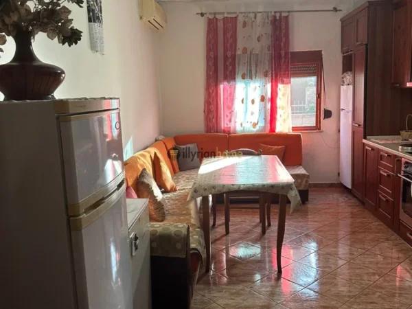 Tirane, jepet me qera Vile 3 Katshe , 1.600 m² 2.500 € (Sauk, Tiranë)