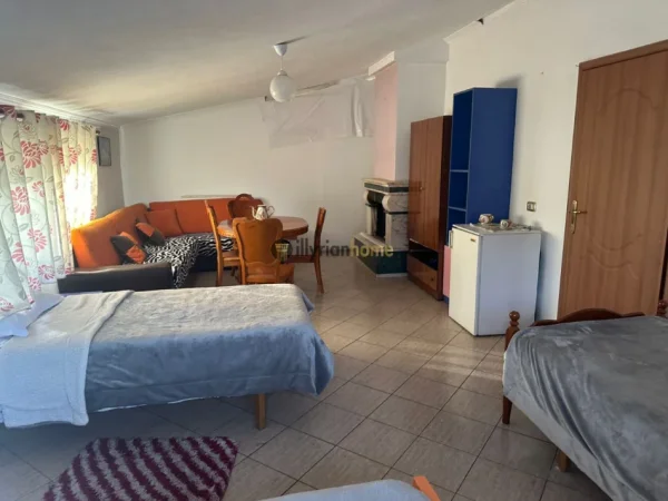 Tirane, jepet me qera Vile 3 Katshe , 1.600 m² 2.500 € (Sauk, Tiranë)