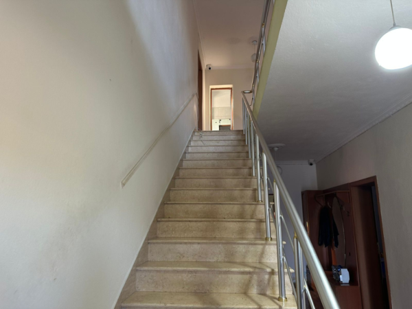 Tirane, jepet me qera Vile 3 Katshe , 1.600 m² 2.500 € (Sauk, Tiranë)