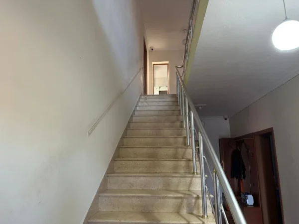 Tirane, jepet me qera Vile 3 Katshe , 1.600 m² 2.500 € (Sauk, Tiranë)