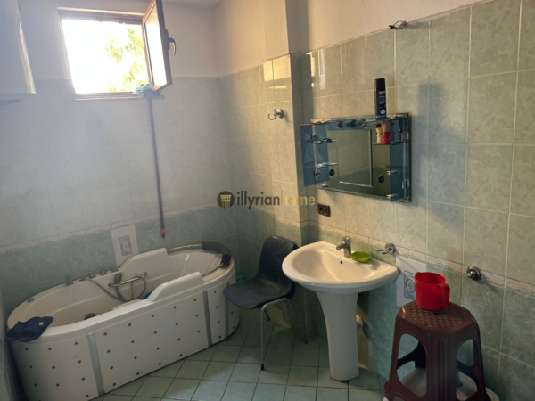 Tirane, jepet me qera Vile 3 Katshe , 1.600 m² 2.500 € (Sauk, Tiranë)