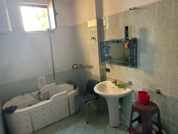 Tirane, jepet me qera Vile 3 Katshe , 1.600 m² 2.500 € (Sauk, Tiranë)