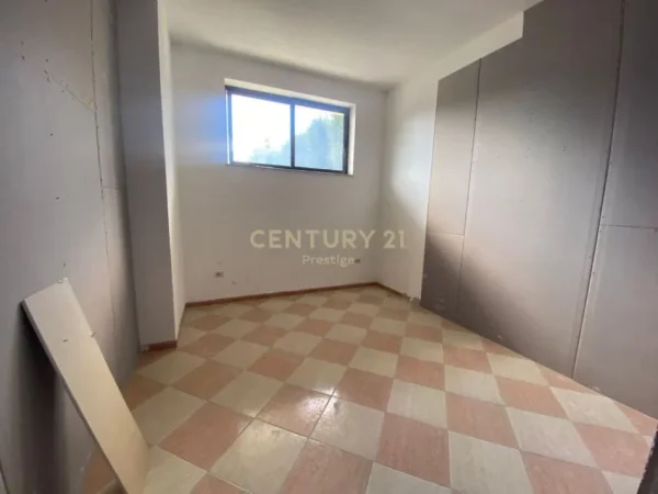 Tirane, jepet me qera ambjent biznesi Kati 1, 300 m² 2.000 € (Ministria Jashtme)
