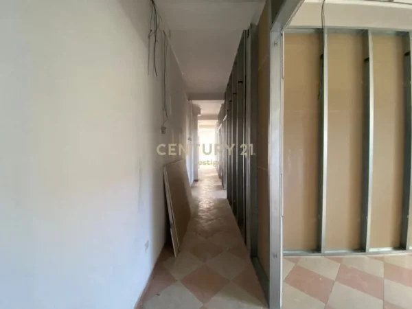 Tirane, jepet me qera ambjent biznesi Kati 1, 300 m² 2.000 € (Ministria Jashtme)