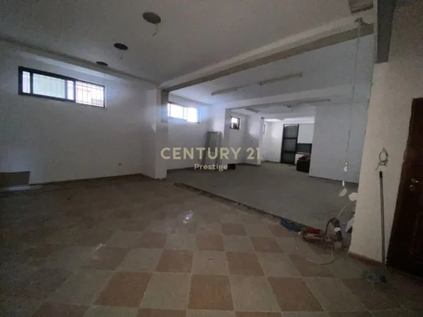 Tirane, jepet me qera ambjent biznesi Kati 1, 300 m² 2.000 € (Ministria Jashtme)