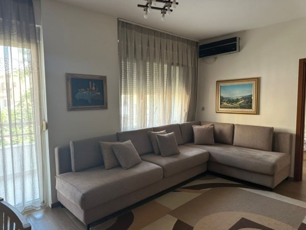 Tirane, jepet me qera apartament 2+1+Ballkon Kati 5, 72 m² 750 € (Rruga Myslym Shyri.Rruga Him Kolli)