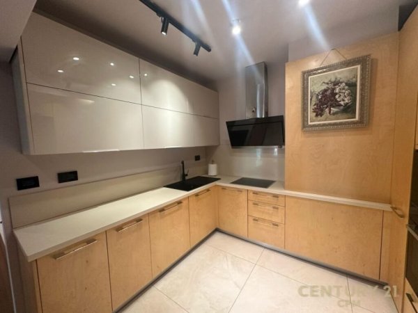 Tirane, jepet me qera apartament 2+1 Kati 3, 124 m² 1.800 € (Ambasador 3)