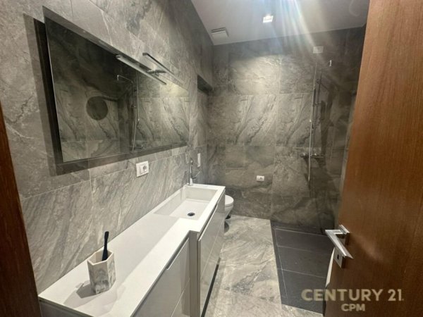 Tirane, jepet me qera apartament 2+1 Kati 3, 124 m² 1.800 € (Ambasador 3)