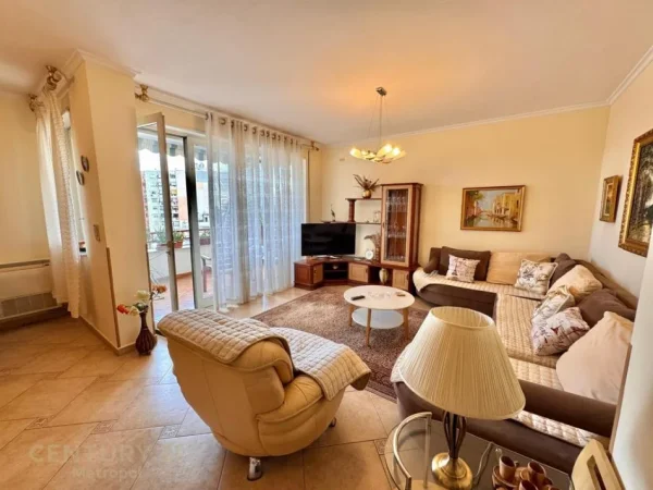 Tirane, jepet me qera apartament 3+1+Ballkon Kati 6, 130 m² 1.000 € (Rruga e Elbasanit)