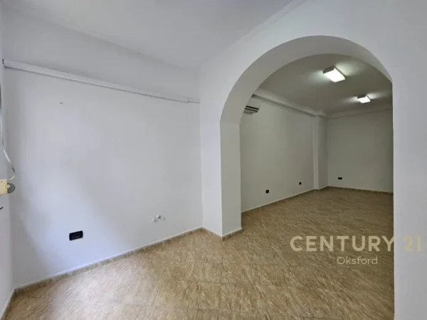Tirane, jepet me qera zyre Kati 3, 65 m² 700 € (PALLATET AGIMI)